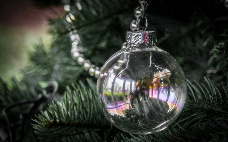 Illustration for article titled 24 Photographs Of Your Most Treasured Ornaments